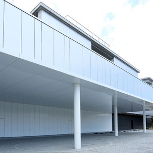 施工例　日東電工　茨木営業所（外壁材：シャープで繊細な質感を壁面に与える押出成形セメント板アスロック900・600）