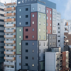施工例　変なホテル東京　銀座（外壁材：石調のエンボス柄が外壁に重厚感を与えるロックエンボス大谷）